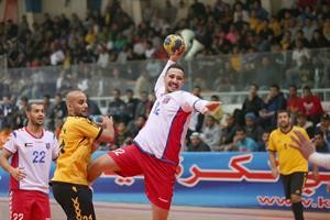عبدالرحمن البالول يصوب على مرمى القادسية عادل اليعقوب
