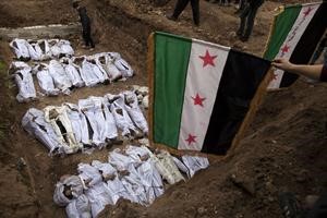 سوريون معارضون يدفنون قتلى مجزرة نهر قويق في احدى حدائق حلب افپ
