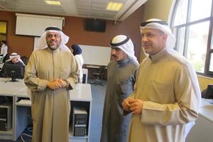 دراشد العجمي خلال جولته في صالة التسجيل
