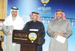 ناصر المري متوسطا حمد سيف وطاهر الفيلكاوي خلال الاعلان عن كتلة المستقلون