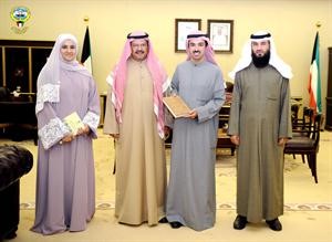 الرئيس علي الراشد خلال استقباله علام الكندري وسليمان السبيعي ورنا الغانم﻿