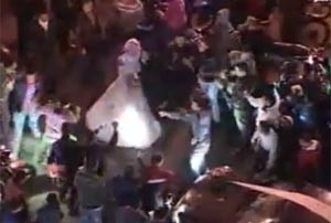 شاهد بالفيديو.. على أنغام الرصاص زفَّة عروس في ميدان التحرير بجوار الاشتباكات