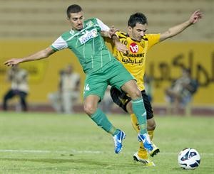 لاعب القادسية نواف المطيري ولاعب وسط العربي عبدالله الشمالي يتواجهان اليوم 	الازرقكوم﻿