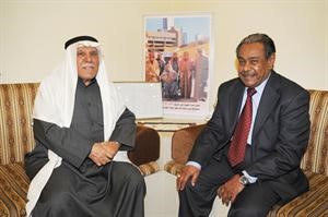 حسين عبدالجليل خلال لقائه بالزميل منصور الهاجري