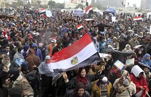 الاف المتظاهرين ضد الرئيس المصري دمحمد مرسي في ميدان التحرير امس رويترز