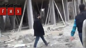 بالفيديو.. صرخات الألم ونزعات الموت يرافقان تشهُّد ناشطين سوريين لحظة سقوط قذيفة هاون عليهم