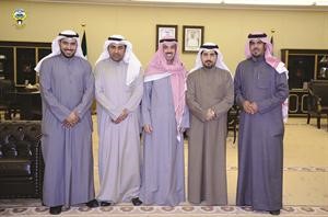 الرئيس علي الراشد متوسطا رئيس واعضاء نقابة العاملين في مجلس الامة﻿