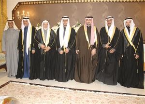 الشيخ عبدالله سالم العلي ومحمد ناصر الساير يباركان

