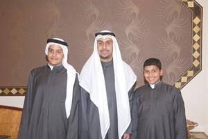 المعرس محمد المباركي مع عبدالرحمن وعبدالعزيز خالد السالم
