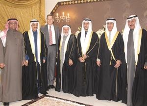 السفير الاماراتي علي بن شكر والسفير الاميركي ماثيو تولر ومشاري العصيمي يباركون
