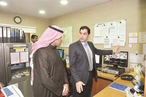 دماهر عرابي يشرح للزميل عبدالكريم العبدالله الية العمل في الوحدة
