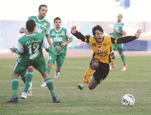 لاعب القادسية سيف الحشان يتعرض للعرقلة من مدافع العربي احمد الرشيدي هاني الشمري