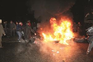 لبنانيون يقطعون الطريق في المريجات احتجاجا على مقتل احد ابنائها الضباط في عرسال محمود الطويل