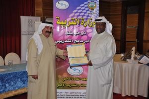 الفريق متقاعد مساعد الغوينم يكرم احد المشاركين في الدورة﻿