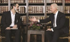 جو بايدن مصافحا رئيس الائتلاف الوطني معاذ الخطيب افپ