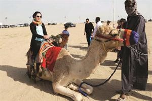 بعض الحضور حرصوا على الاستمتاع بركوب الجمال