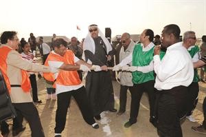 الشيخ فيصل الحمود مشرفا على مسابقة شد الحبل
