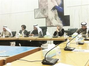 مهلهل الخالد مترئسا ورشة العمل بحضور الاعضاء مجنان بوشهري وعبدالله الكندري وممنى بورسلي ودعبدالكريم السليم
