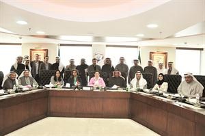 درولا دشتي وبدر السلمان وفؤاد الماجد مع المشاركين في الاجتماع
