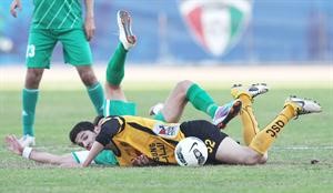 لاعب القادسية سلطان العنزي يسقط على ارضية الملعب	 الارزقكوم﻿