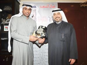 الشيخ دطلال الفهد يتسلم درعا تذكارية من هيثم الرشيدي﻿