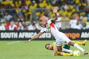 مدافع جنوب افريقيا دين فورمان يعوق قائد مالي سيدو كيتا افپ