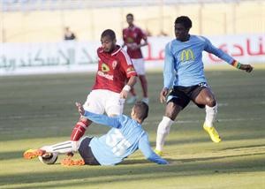 لاعب الاهلي شهاب الدين احمد يحاول المرور من مدافعي المحلة
