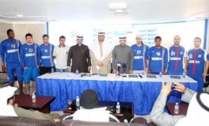 عادل الهلفي وحربي عدهان يتوسطان اللاعبين﻿