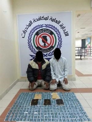 المتهمان وامامهما المضبوطات﻿