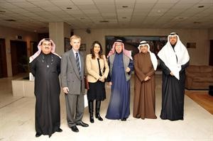 برجس البرجس مستقبلا وفد الاونروا خلال زيارته الى جمعية الهلال الاحمر﻿