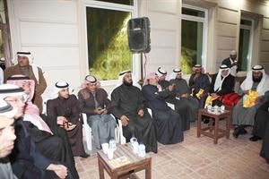 فلاح الصواغ متوسطا الحضور في ديوانه ويبدو محمد هايف﻿