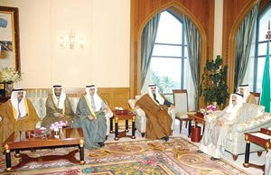 صاحب السمو الامير الشيخ صباح الاحمد لدى استقباله رئيس مجلس الامة علي الراشد والوفد الزائر للامارات