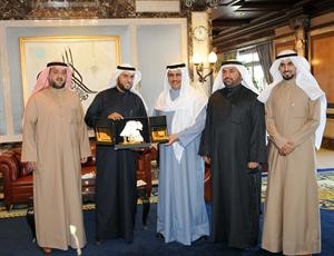 سمو رئيس الوزراء الشيخ جابر المبارك يتسلم درعا تذكارية من رئيس واعضاء جمعية اهالي الشهداء والاسرى والمفقودين الكويتية

