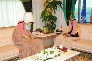 سمو ولي العهد الشيخ نواف الاحمد خلال لقائه السفير خالد الدويسان
