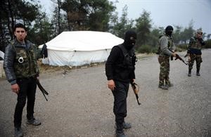 عناصر من الجيش الحر عند نقطة تفتيش اقاموها في احدى مناطق اللاذقية	افپ﻿