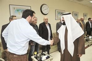 النائب خالد الشليمي مصافحا الحضور﻿