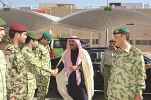 الشيخ مشعل الاحمد مصافحا عددا من منتسبي الحرس الوطني﻿