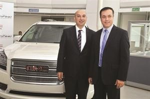 طوني ترنتيك وبدر الحسامي بجانب السيارة الجديدة
