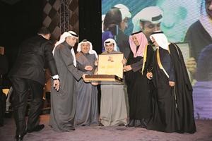 علي حسين مكي جمعة يتسلم الدرع التكريمية نيابة عن والده﻿