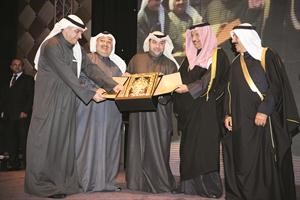 عبدالاله المطوع يتسلم درعا تكريمية لوالده المغفور له عبدالله المطوع﻿