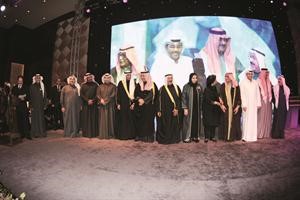 سمو رئيس الوزراء الشيخ جابر المبارك متوسطا جانبا من المكرمين خلال الاحتفال بافتتاح قاعة البركة بفندق كراون بلازا	هاني الشمري﻿