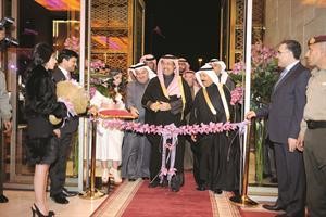 سمو رئيس الوزراء الشيخ جابر المبارك يقص شريط افتتاح قاعة البركة ﻿