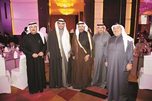 الشيخ محمد العبدالله والشيخ حمد جابر العلي مع عماد وانور بوخمسين ﻿