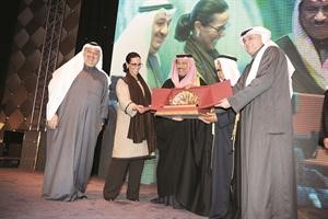 الشيخة امثال الاحمد تتسلم درع التكريم من سمو رئيس الوزراء ﻿
