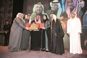 سمو رئيس الوزراء يسلم الشيخة دسعاد الصباح الدرع التكريمية ﻿