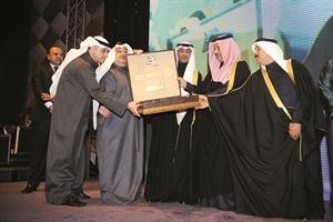 الشيخ فواز سعود الناصر يتسلم درعا تكريمية لوالده المرحوم الشيخ سعود الناصر﻿