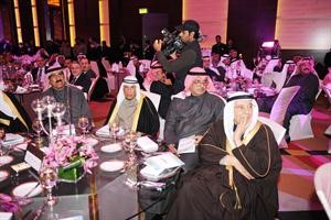 محمد ناصر الساير وعدد من الحضور﻿