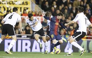 نجم برشلونة ليونيل ميسي محاصرا وسط 4 من لاعبي فالنسيا افپ