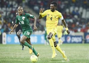 المهاجم التوغولي ايمانويل اديبايور يحاول المرور من لاعب وسط بوركينا فاسو تشارلز كابور افپ
