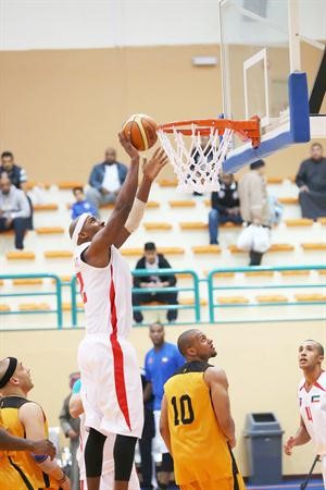 لاعب الكويت ديزموند ماريوس يسجل تحت انظار عبدالله سالمين عادل اليعقوب﻿